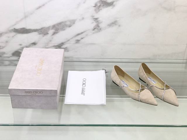 冲量价: Jimmy Choo 春夏水钻链尖头平底单鞋 高品质 超多明星穿的一款 材质:进口真丝 羊猄 格利特，内里羊皮 水钻原版定制意大利真皮大底 码数：35